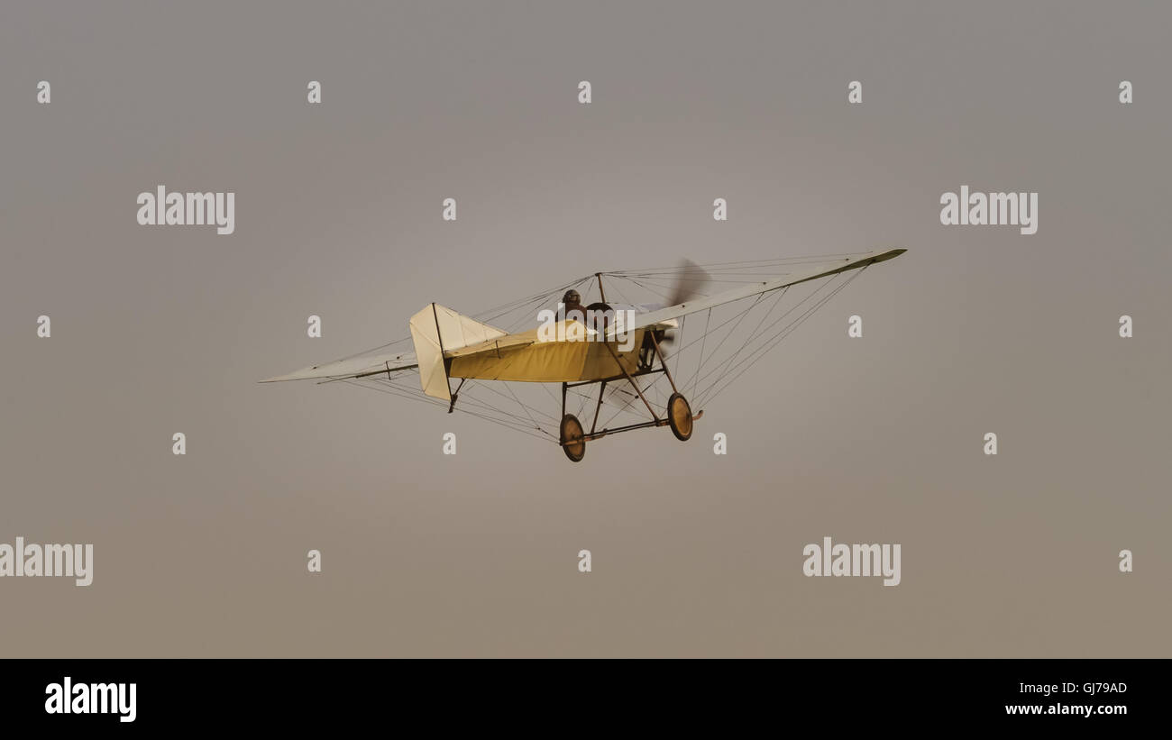 Last light aircraft hi-res stock photography and images - Alamy
