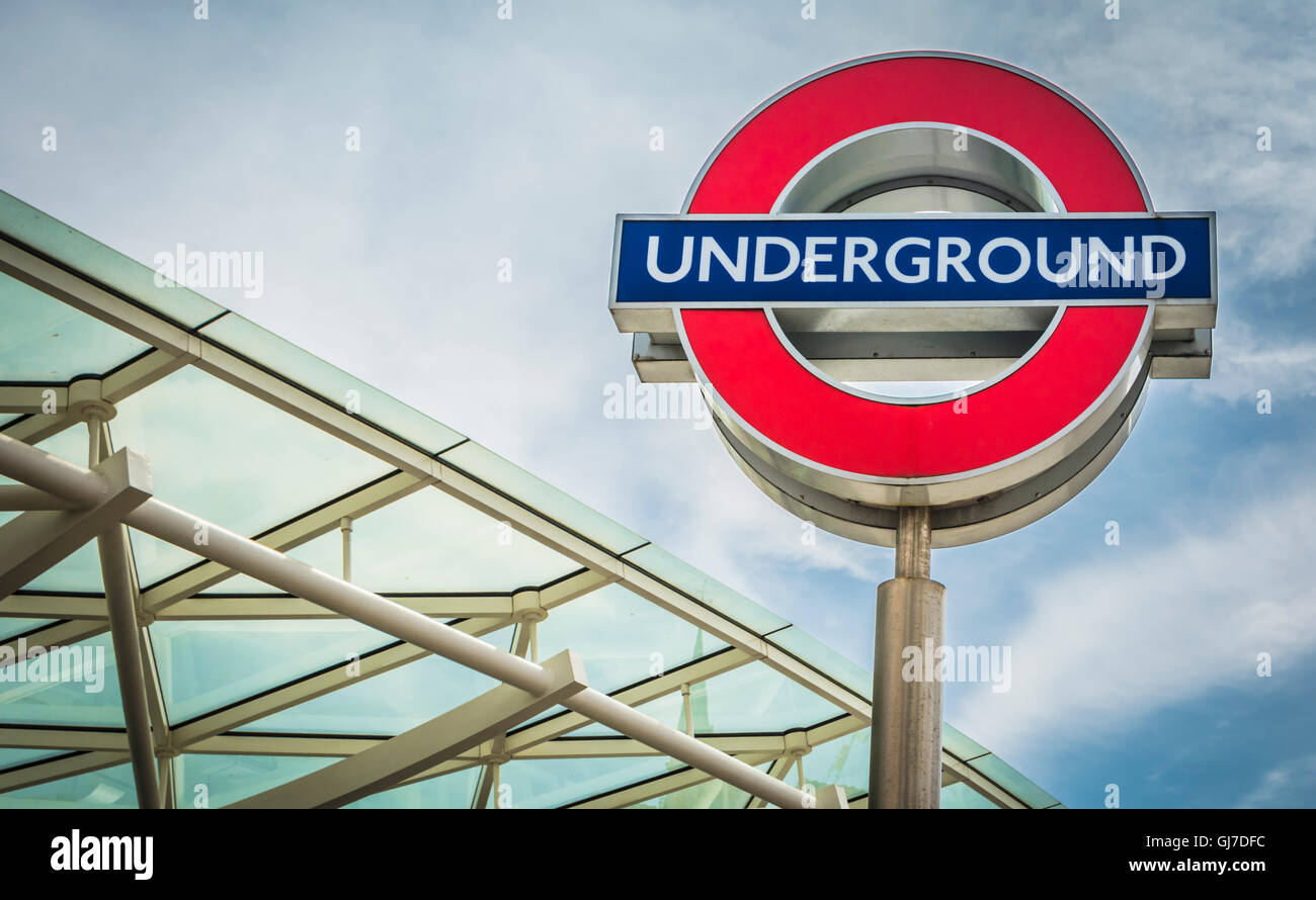 Tfl roundel hi-res stock photography and images - Alamy