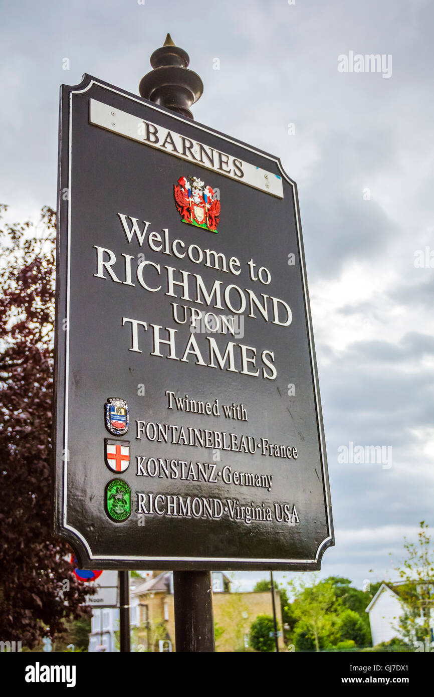 Welcome to Richmond Upon Thames sign in Barnes, SW13, London, UK Stock Photo