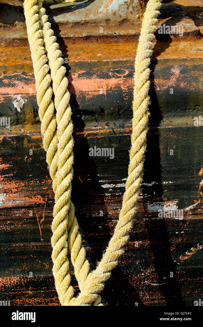 Ropes used to tie up a boat at the dock Stock Photo Alamy