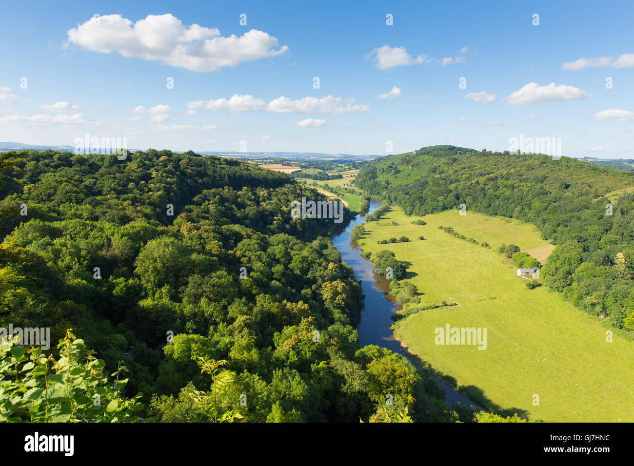 beautiful-english-countryside-in-the-wye-valley-and-river-wye-between