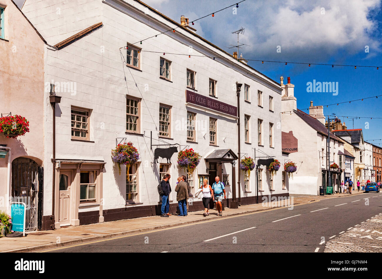 Castle Street, Beaumaris, with the Olde Bulls Head Inn, a five star hotel, Anglesey, Wales, UK Stock Photo