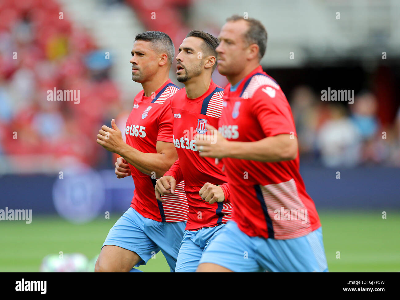 Stoke City's Geoff Cameron (centre) warms up prior to the Premier League match at the Riverside Stadium, Middlesbrough. PRESS ASSOCIATION Photo. Picture date: Saturday August 13, 2016. See PA story SOCCER Middlesbrough. Photo credit should read: Richard Sellers/PA Wire. RESTRICTIONS: EDITORIAL USE ONLY No use with unauthorised audio, video, data, fixture lists, club/league logos or 'live' services. Online in-match use limited to 75 images, no video emulation. No use in betting, games or single club/league/player publications.- Se Stock Photo