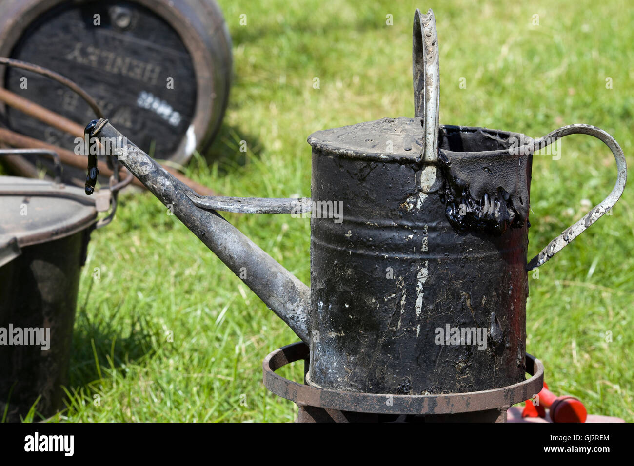 Hot tar bucket hires stock photography and images Alamy