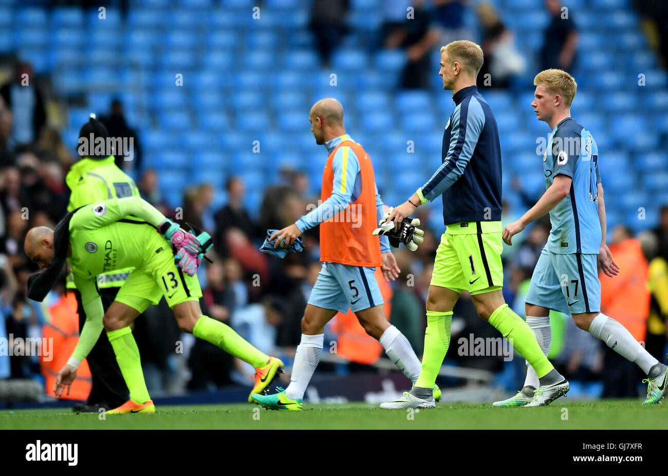 Manchester City goalkeeper Willy Caballero (left), Pablo Zabaleta (second left), goalkeeper Joe Hart (second right) and Kevin De Bruyne after the final whistle during the Premier League match at the Etihad Stadiium, Manchester. Stock Photo
