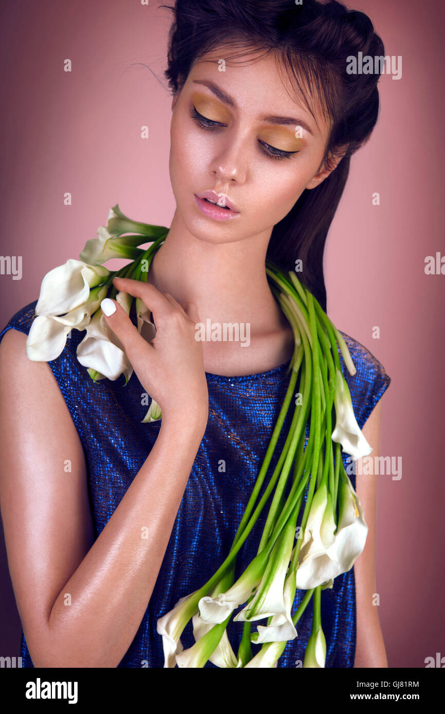 Flower Couture Aufnahme, blue long dress with white Callas around the neck, side view Stock Photo