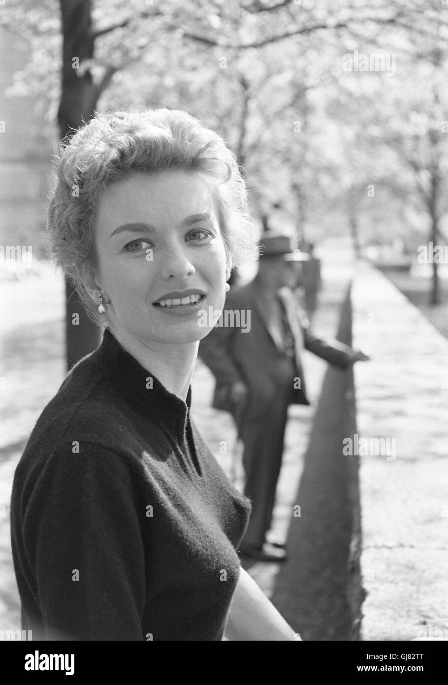 cloris-leachman-photographed-at-riverside-park-in-new-york-city-1954-GJ82TT.jpg