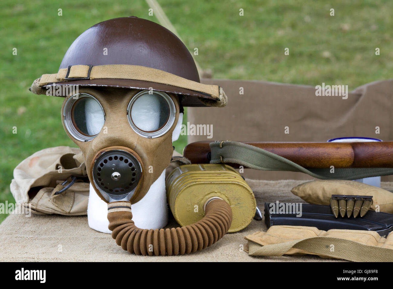 Ww1 gas mask british hi-res stock images Alamy