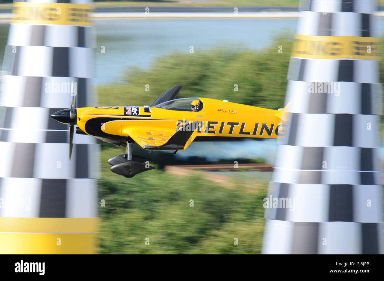【希少】ブライトリング Red Bull Air Race MXS モデル機 Breitling and the Red Bull Air Race - The Manual