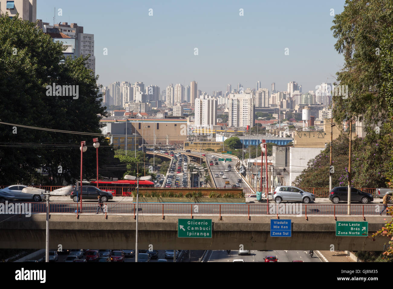 Sao Paulo, Brazil. 13th August, 2016. The East-West connection expressway, the Viaduct Mie Ken and at background, the entry of Viaduct of Glicerio, seen from Liberdade, famous japanese neighborhood, during sunny day in Sao Paulo, Brazil. © Andre M. Chang/ARDUOPRESS/Alamy Live News Stock Photo