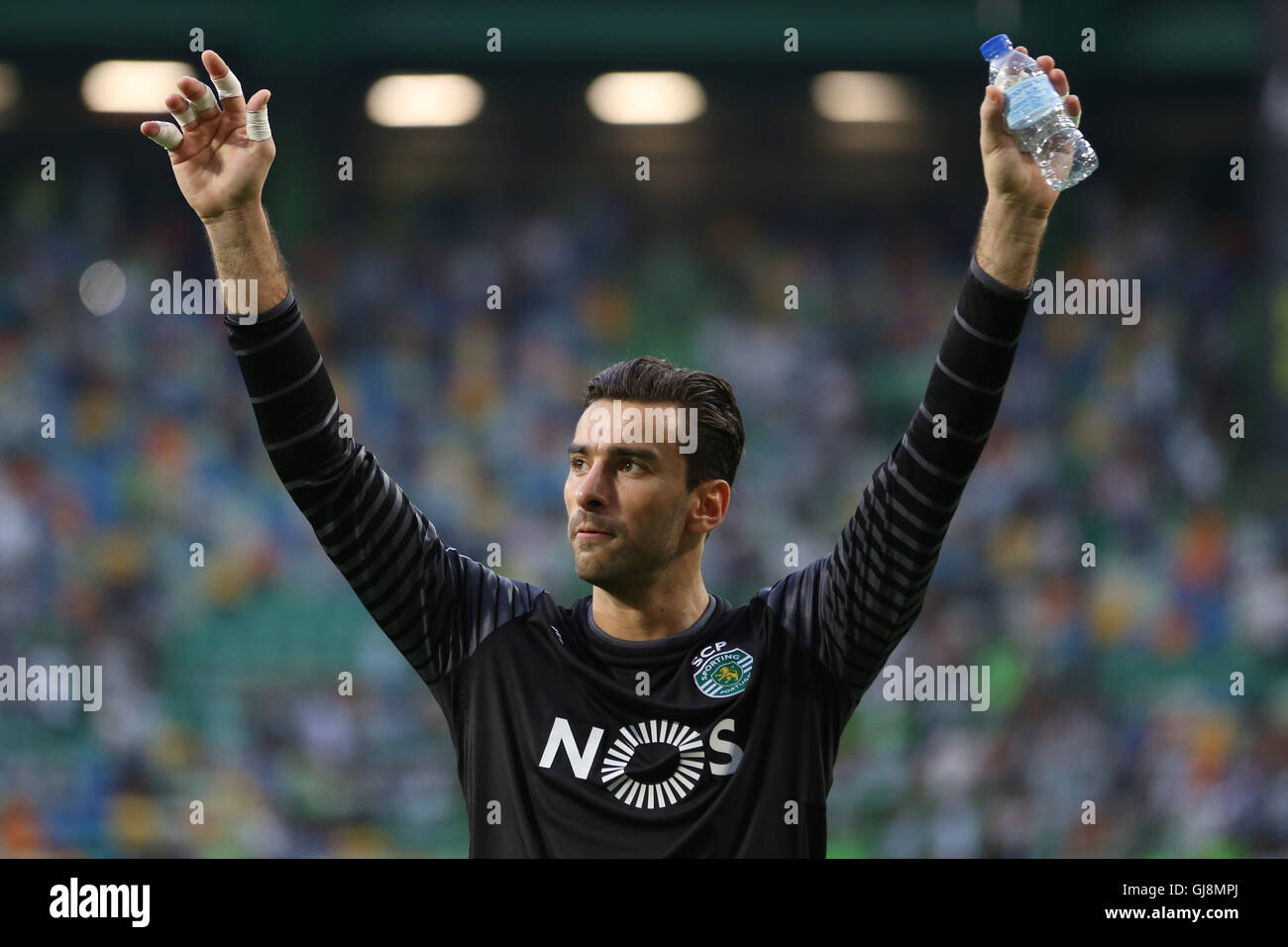 Lisbon, Portugal. 13th Aug, 2016. Sporting's goalkeeper Rui Patricio (1) waving to supporters Credit:  Alexandre de Sousa/Alamy Live News Stock Photo