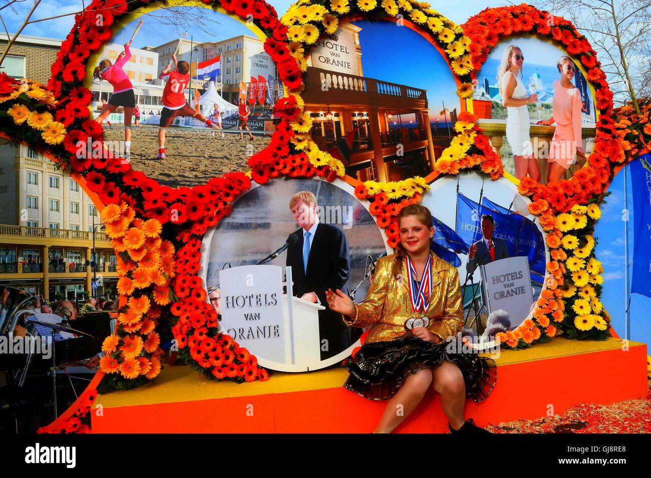 The Hague, Netherlands. 13th Aug, 2016. A woman greets the audience on a float during the Flower Parade in Noordwijk, the Netherlands, on Aug. 13, 2016. The annual Flower Parade since 1946 was held in Rijnsburg, Katwijk and Noordwijk of the Netherlands on Saturday. Credit:  Gong Bing/Xinhua/Alamy Live News Stock Photo
