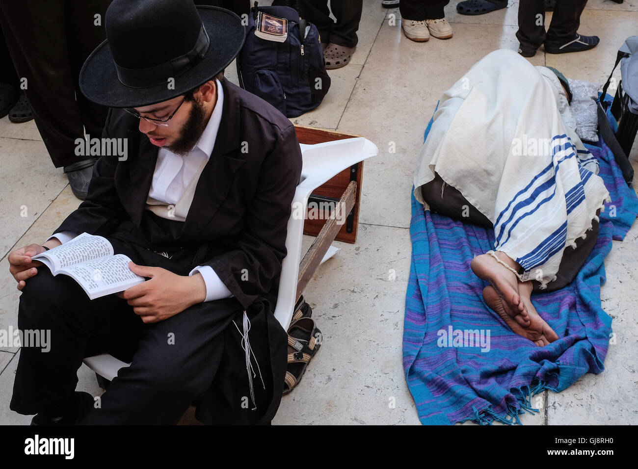 Jerusalem, Israel. 14th Aug, 2016. Thousands of observant Jews, some having slept here the