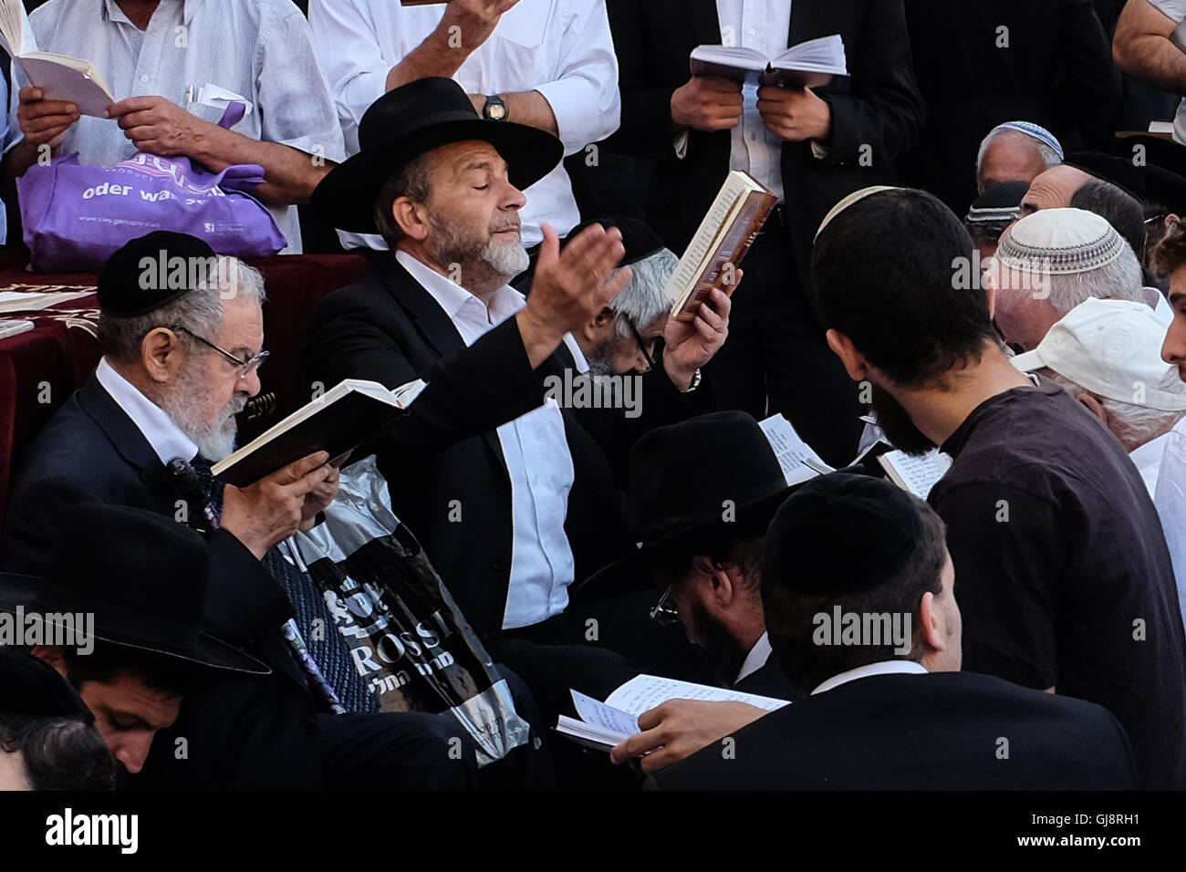 Jerusalem, Israel. 14th Aug, 2016. Thousands of observant Jews, some having slept here the