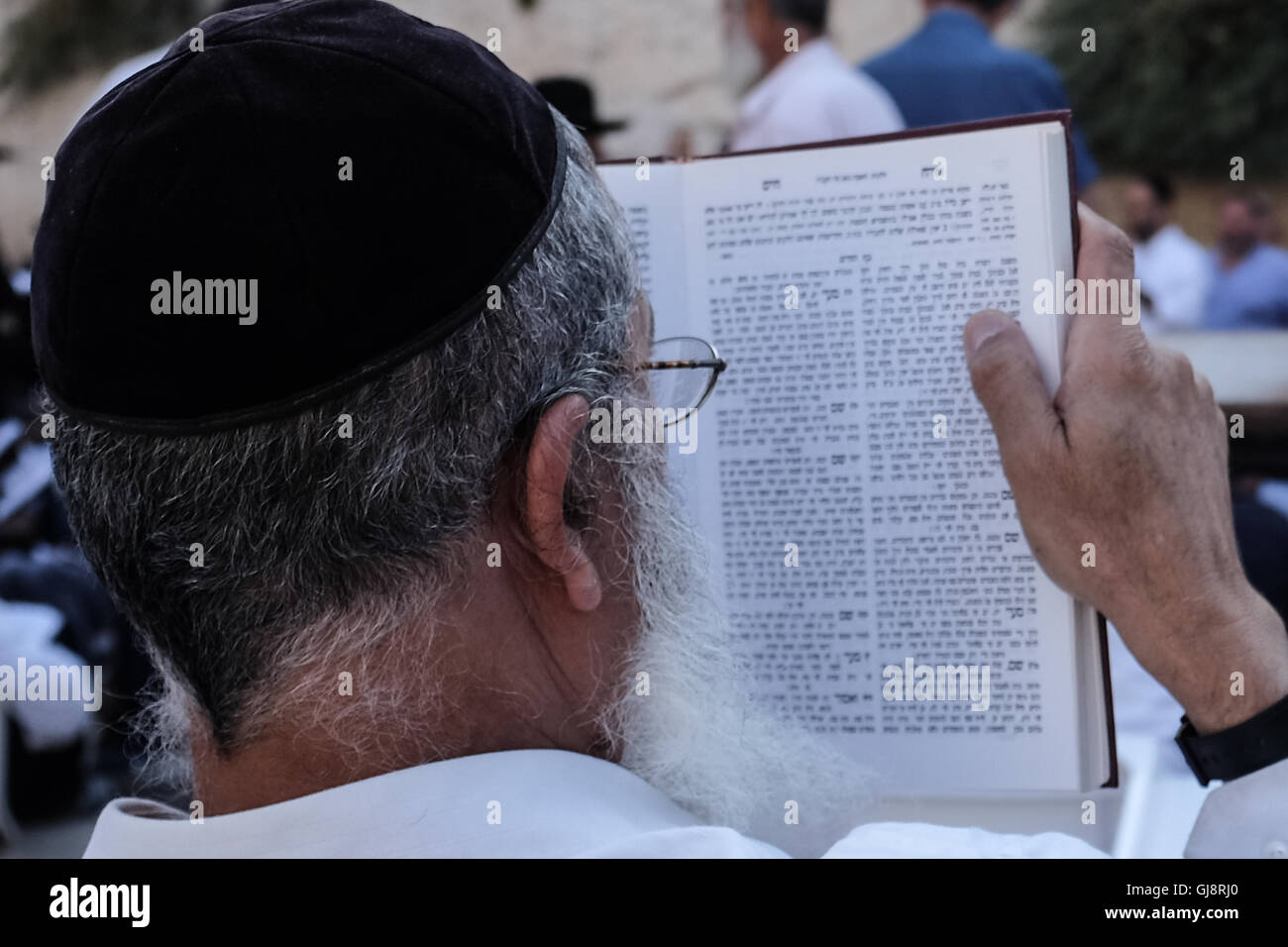 Jerusalem, Israel. 14th Aug, 2016. Thousands of observant Jews, some having slept here the