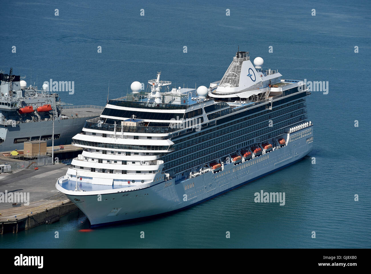 Cruise ship Marina, "MS Marina", Oceaniaclass cruise ship docks in