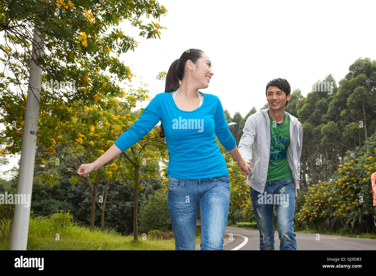 Students on campus Young couple stroll Stock Photo - Alamy