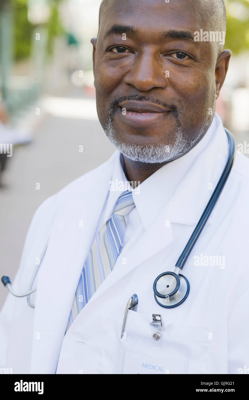 Doctor looking directly camera hi-res stock photography and images - Alamy