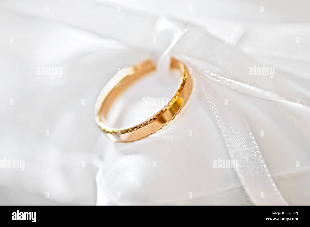 Macro wedding ring hi-res stock photography and images - Alamy