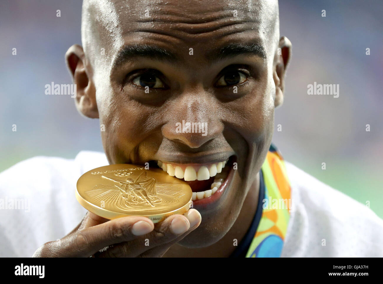 Great Britain's Mo Farah with his gold medal following the Men's 10,000m final at the Olympics Stadium on the eighth day of the Rio Olympics Games, Brazil. PRESS ASSOCIATION Photo. Picture date: Saturday August 13, 2016. Photo credit should read: Owen Humphreys/PA Wire. Stock Photo