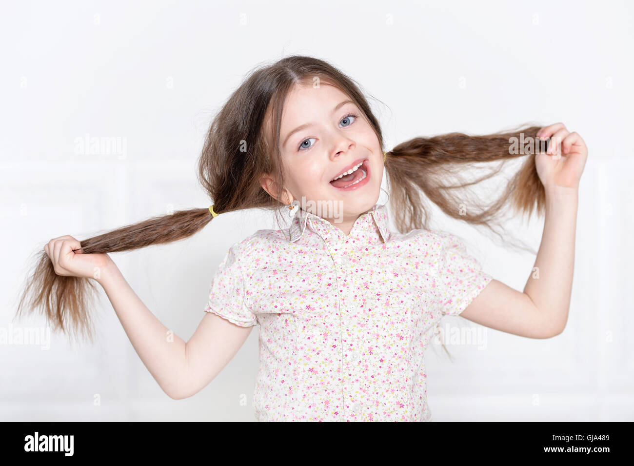 cute little girl posing Stock Photo - Alamy