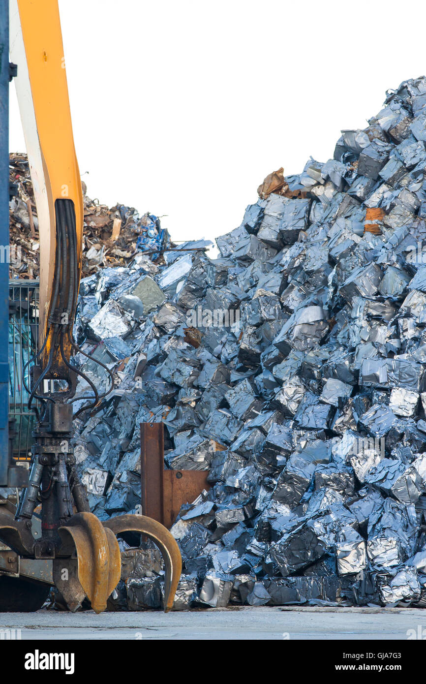 Scrap Yard Car Crane High Resolution Stock Photography and Images - Alamy