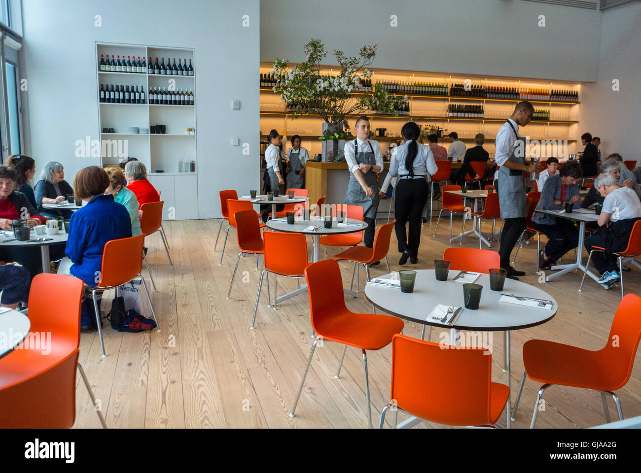 New York, NY, USA, Tourists Sharing Meals in American Bistro Café Restaurant, Modern American Art Musuem, 'Downtown Whitney Museum', in Meat Packing District Neighborhood, contemporary interiors, modernist INTERIOR DESIGN bistrot Stock Photo