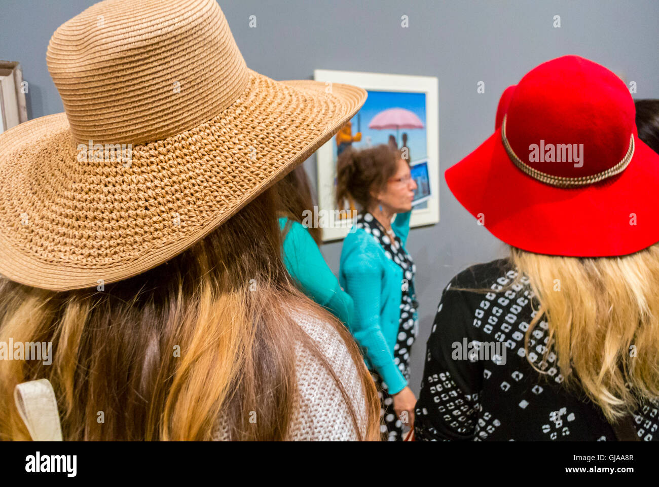 New York, NY, USA, Tourists with Hats, Visiting in Modern American Art Museum, Listening to Tour Guide, Downtown Whitney Museum, in Meat Packing District Neighborhood Stock Photo