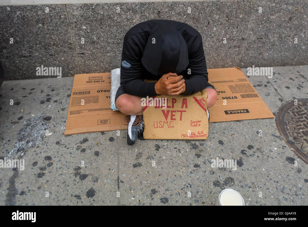 New York City, NY, USA, American Homeless Person Begging with Sign on Sidewalk, on Street, social care crisis Stock Photo