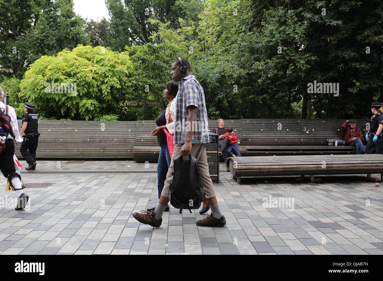 Black couple walking hi-res stock photography and images - Alamy