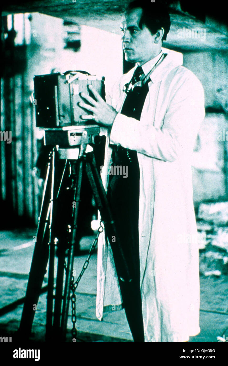 KINOSTART AM 21. JUNI SHADOW OF THE VAMPIRE Friedrich Murnau (JOHN MALKOVICH) verpflichtet für seinen Film 'Nosferatu' einen echten Vampir, um dem Film mehr Authentizität zu verleihen. Der Regisseur verspricht dem Blutsauger dafür das Blut seiner Hauptdarstellerin. Doch der Vampir entwickelt schon vor Drehende einen Appetit auf die Filmcrew... Der Film schafft es, die beklemmende Atmosphäre des Originals wiederauferstehen zu lassen 1579 Regie: E. Elias Merhige aka. Shadow of the Vampire Stock Photo