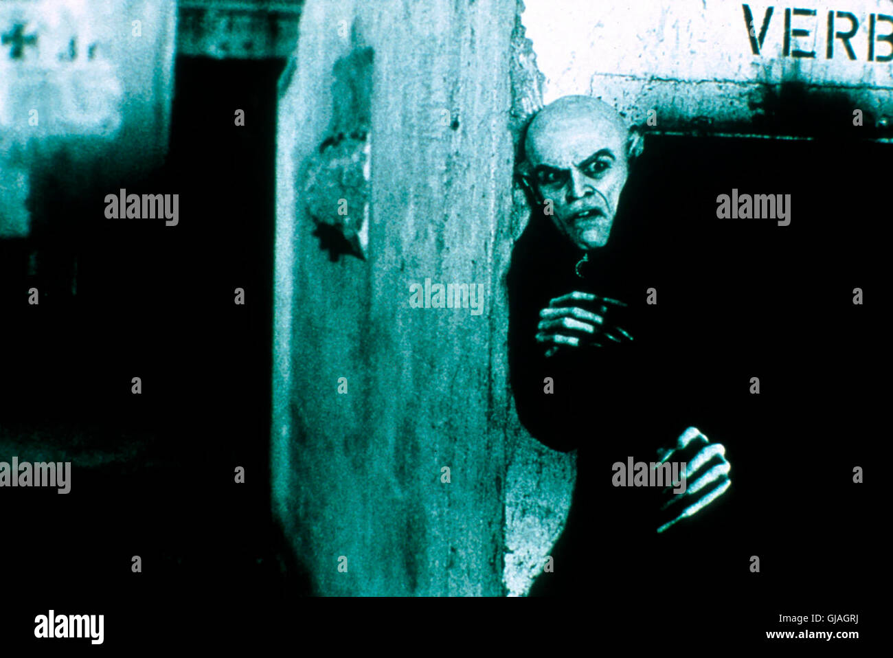 SHADOW OF THE VAMPIRE Friedrich Murnau verpflichtet für seinen Film 'Nosferatu' einen echten Vampir (WILLEM DAFOE), um dem Film mehr Authentizität zu verleihen. Der Regisseur verspricht dem Blutsauger dafür das Blut seiner Hauptdarstellerin. Doch der Vampir entwickelt schon vor Drehende einen Appetit auf die Filmcrew... Der Film schafft es, die beklemmende Atmosphäre des Originals wiederauferstehen zu lassen 1577 Regie: E. Elias Merhige aka. Shadow of the Vampire Stock Photo