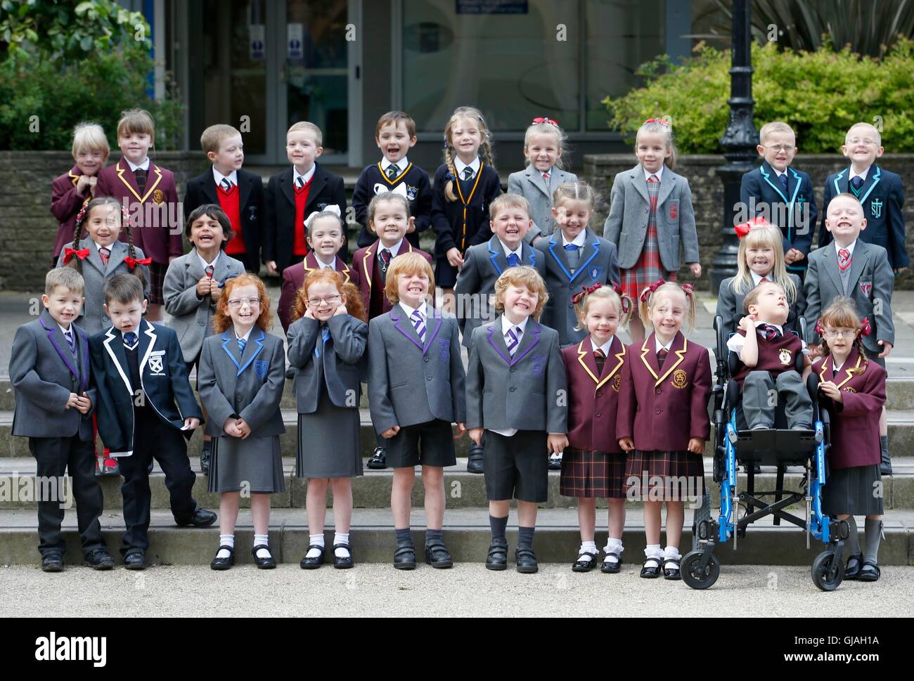 14 out of 15 sets of twins, from the Inverclyde area, pose for a photograph in Clyde Square in Greenock, ahead of their first day at school. Pictured are (back row left to right) Emma and Grace McEleny (4), Fraser and Nathan McGrath (5), Jackson and Elizabeth Reid (5), Brooke and Skye Smith (4), Andrew and Thomas Stewart (4), (middle row left to right) Charlotte and Morgan Goyal (5), Orlagh and Niamh Keen (4), Charlie and Olivia Lyne (5), Olivia and Rhogen McCurry (5), (front row left to right) Craig and Stuart Arthur (5), Caragh and Sophie Doig (5), Jude and Luca Donnachie (5), Jessica and La Stock Photo