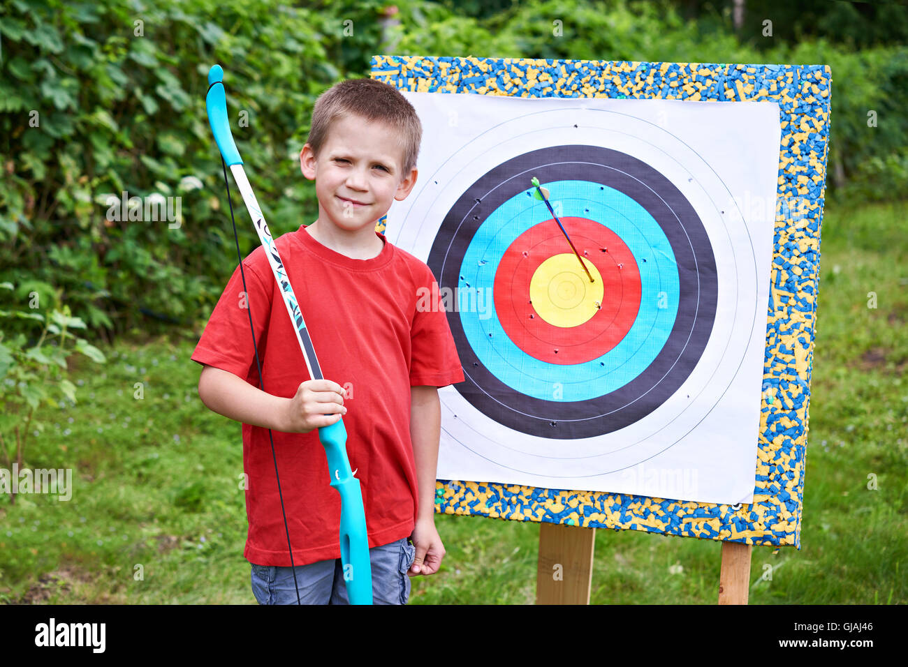 Bow with an arrow hi-res stock photography and images - Alamy