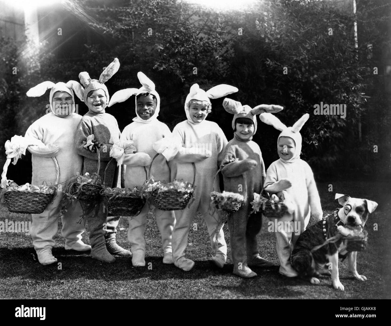 The Little Rascals, aka: Die kleinen Strolche verkleidet als Osterhasen, USA 1930er Jahre. The Little Rascals dressed as Easter bunnies, USA 1930s. Stock Photo