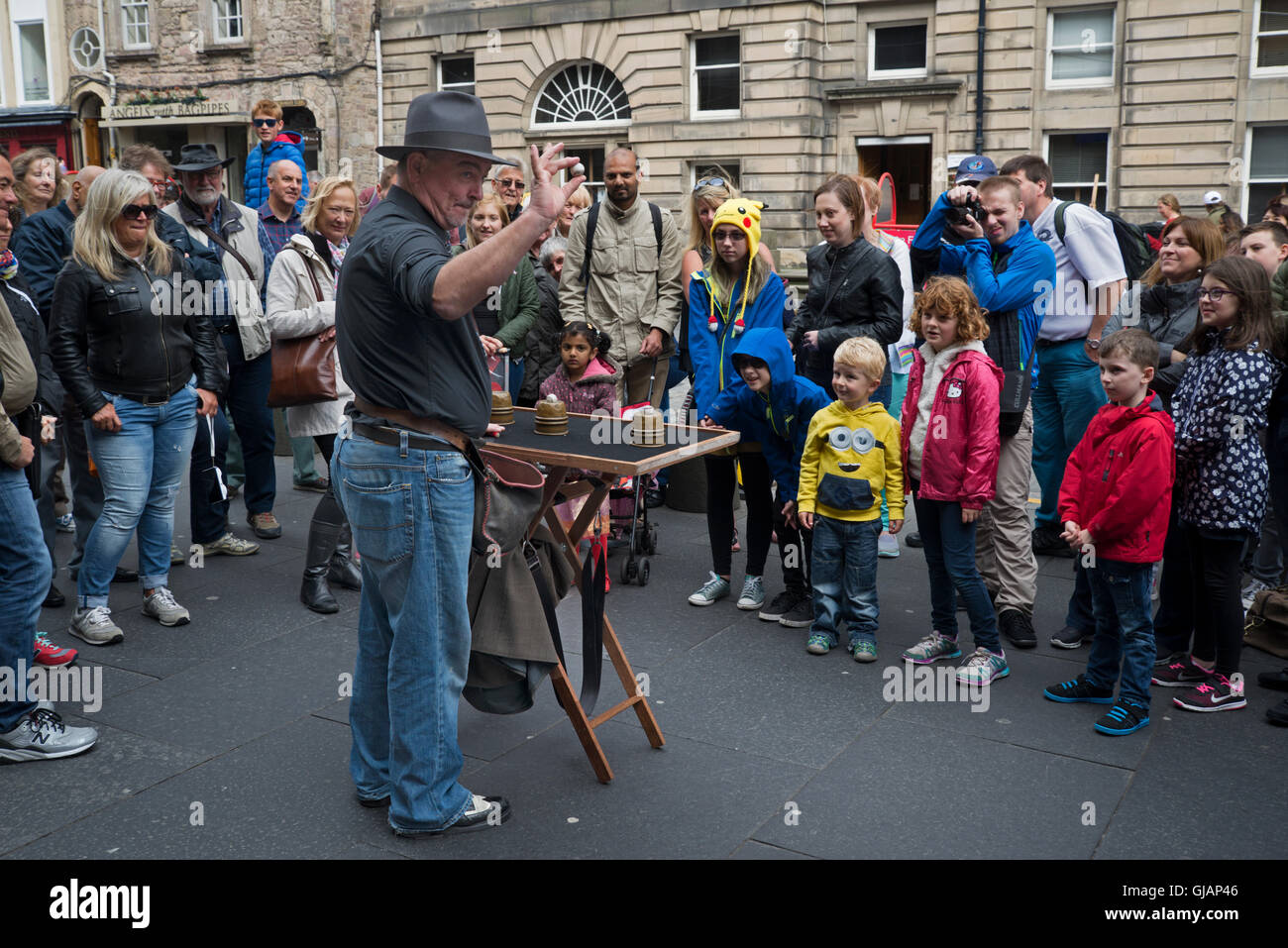 A conjurer entertaining visitors to the Edinburgh Fringe Festival on the Royal Mile. Stock Photo