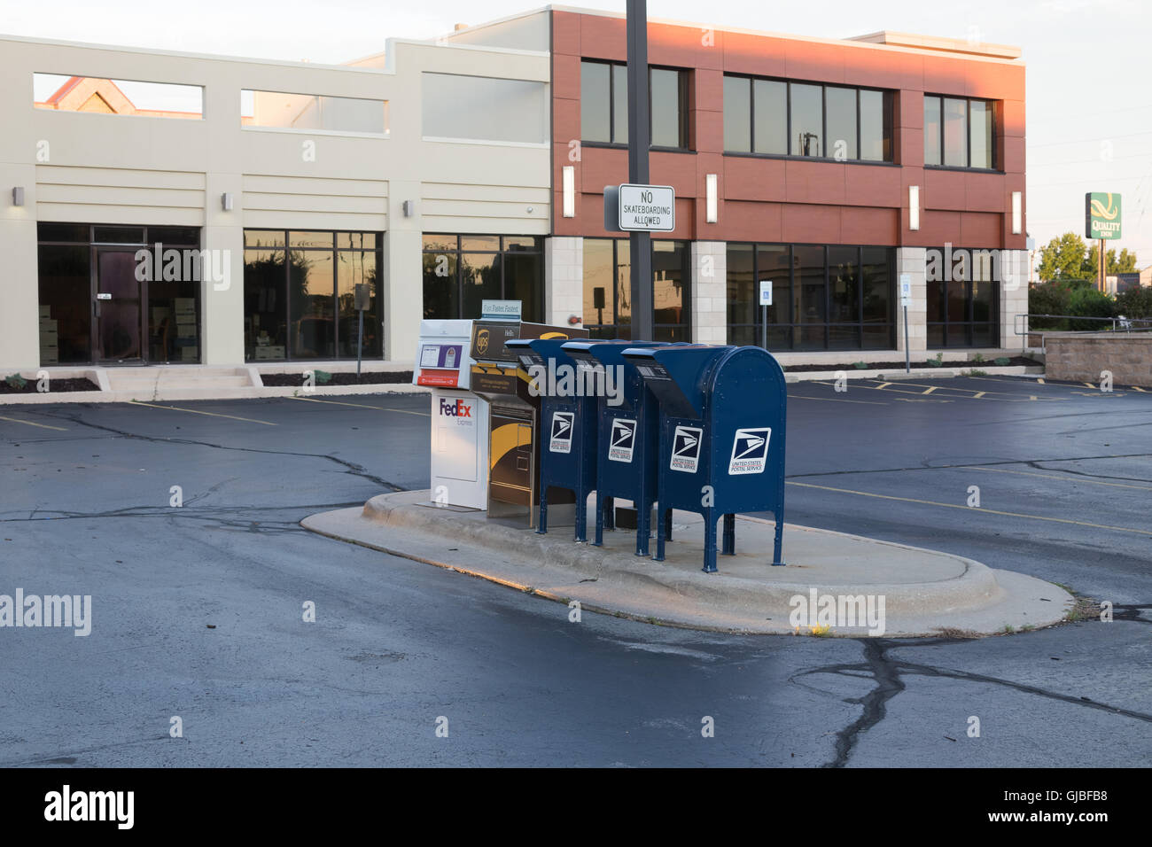 Fedex ups hi-res stock photography and images - Alamy