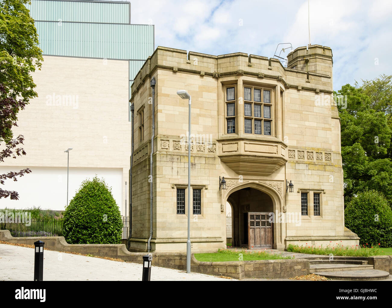 North Wales Heroes Memorial Arch 1923 commemorates those who died in WW1. New Pontio Arts Centre building behind. Bangor Wales Stock Photo