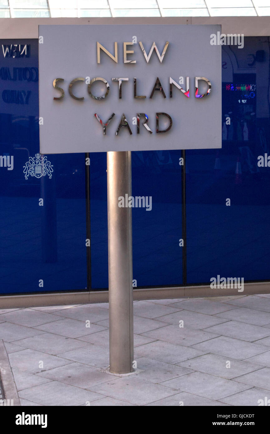 New Scotland Yard sign outside the Headquarters of the Metropolitan Police Service Broadway Westminster London UK Stock Photo