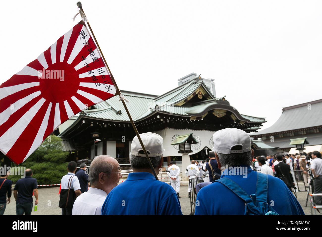Tokyo, Japan. 15th Aug, 2016. People hold a war flag of the Imperial Japanese Army to pay their respects to the war dead at Yasukuni Shrine on the 71st anniversary of Japan's surrender in World War II on August 15, 2016, Tokyo, Japan. Some 70 lawmakers visited the Shrine to pay their respects, but the Prime Minister Shinzo Abe did not visit the controversial symbol and instead sent a ritual offering to a shrine. Credit:  Aflo Co. Ltd./Alamy Live News Stock Photo