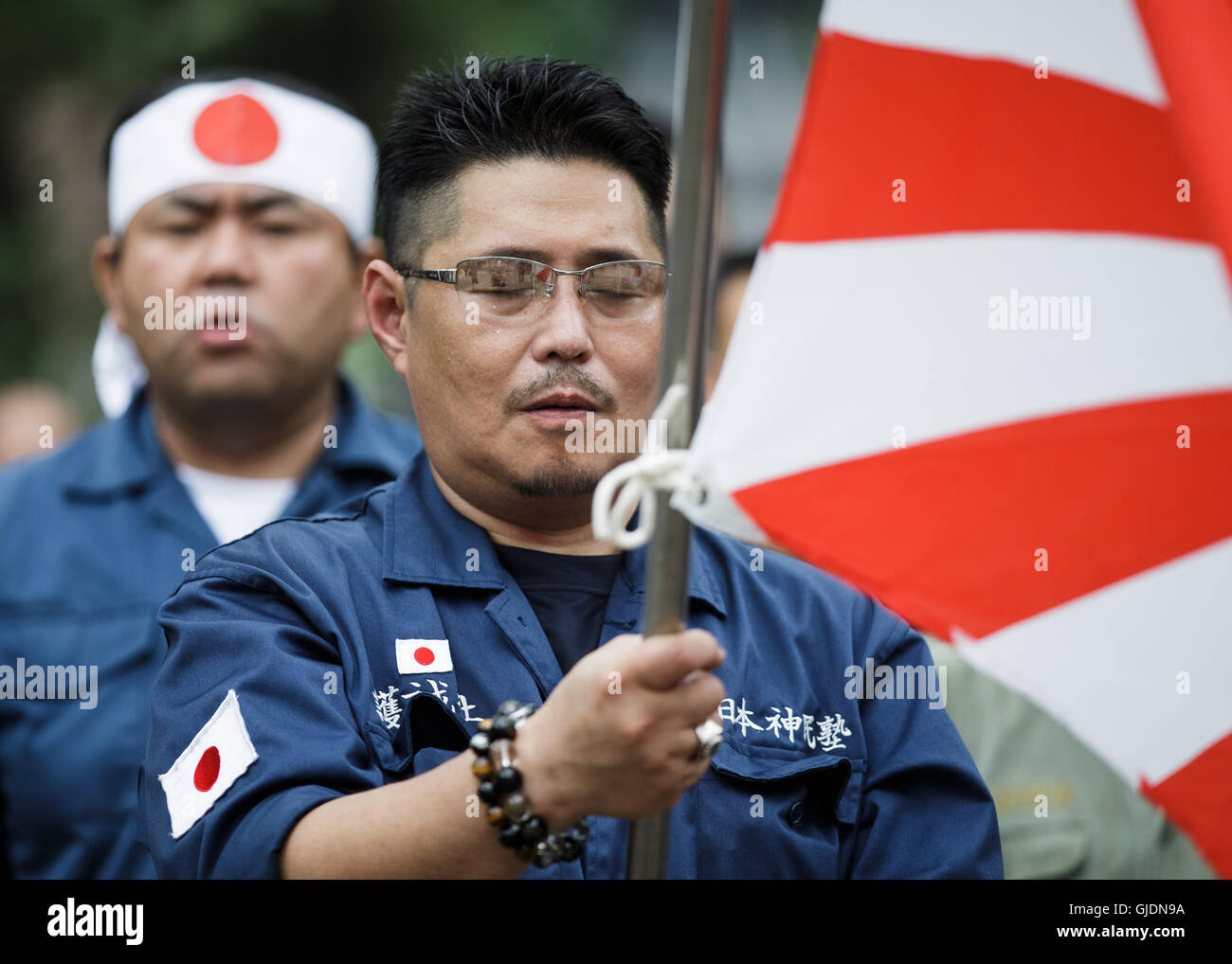 Tokyo, Japan. 15th Aug, 2016. Japanese nationalists pause for a moment of silence at Yasukuni Shrine to pay respects to the war dead on August 15, 2016, during the 71st anniversary of Japan's surrender of World War II. Yasukuni enshrines the war dead including convicted war criminals. Credit:  AFLO/Alamy Live News Stock Photo