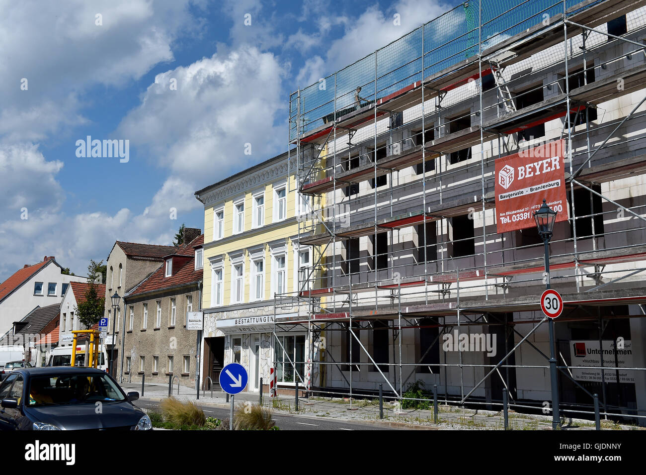 Teltow, Germany. 8th Aug, 2016. A new apartment building at Potsdamer