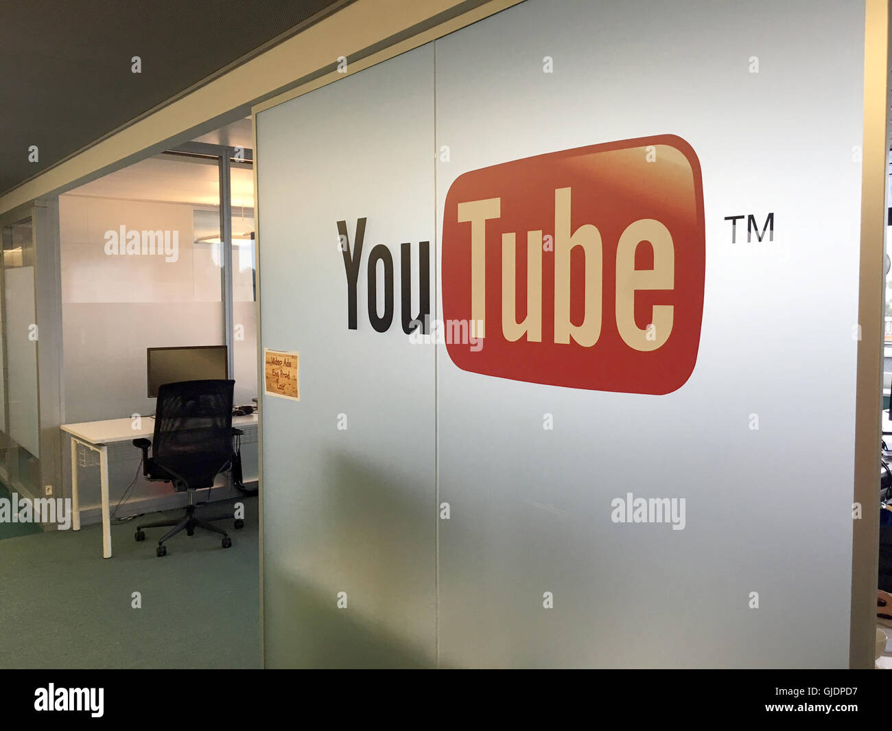 Zurich, Switzerland. 9th Aug, 2016. The logo of YouTube can be seen at the Google offices in Zurich, Switzerland, 9 August 2016. PHOTO: JENNY TOBIEN/dpa/Alamy Live News Stock Photo