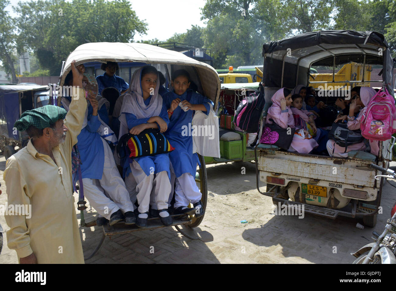 160815) -- LAHORE (PAKISTAN), Aug. 15, 2016 (Xinhua) -- Students arrive at  a school after summer vacations in eastern Pakistan's Lahore, on Aug. 15,  2016. Government and private schools in Pakistan's Punjab