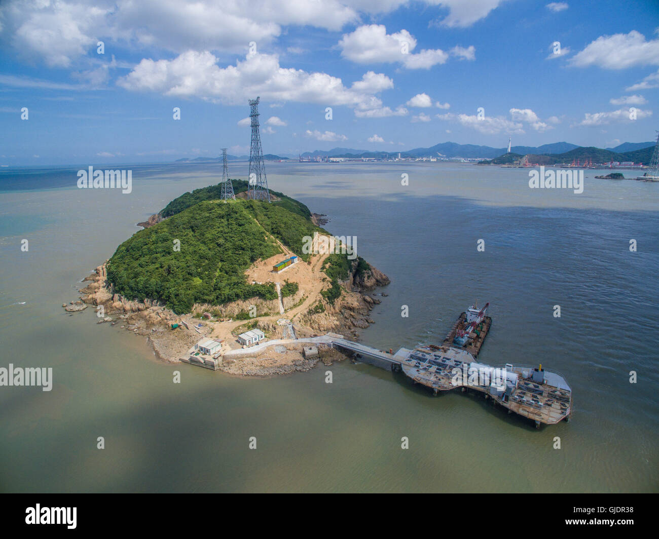 Zhoushan. 15th Aug, 2016. Photo taken on Aug. 15, 2016 shows the tidal power generator located at the seas near Xiushan Island of Zhoushan City, east China's Zhejiang Province. A 3.4-megawatt tidal power generator developed by China partially started to producing electricity on Monday. With the weight of about 2,500 tonnes, the modular generator is 70 meters long, 30 meters wide and averagely 20 meters high. The device can resist typhoons and waves up to 4 meters. © Xu Yu/Xinhua/Alamy Live News Stock Photo