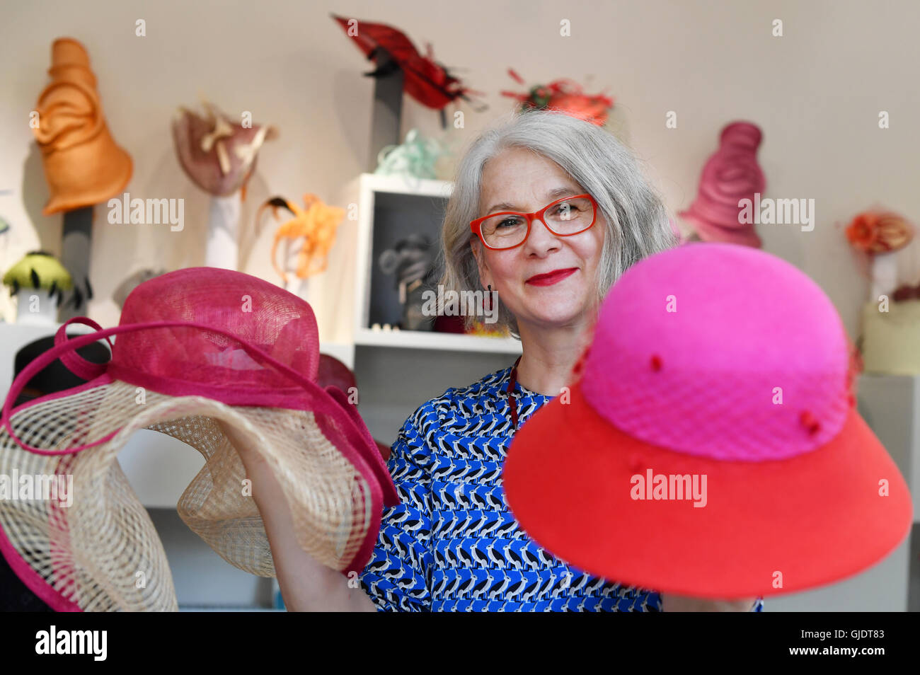 Paris milliner hi-res stock photography and images - Alamy