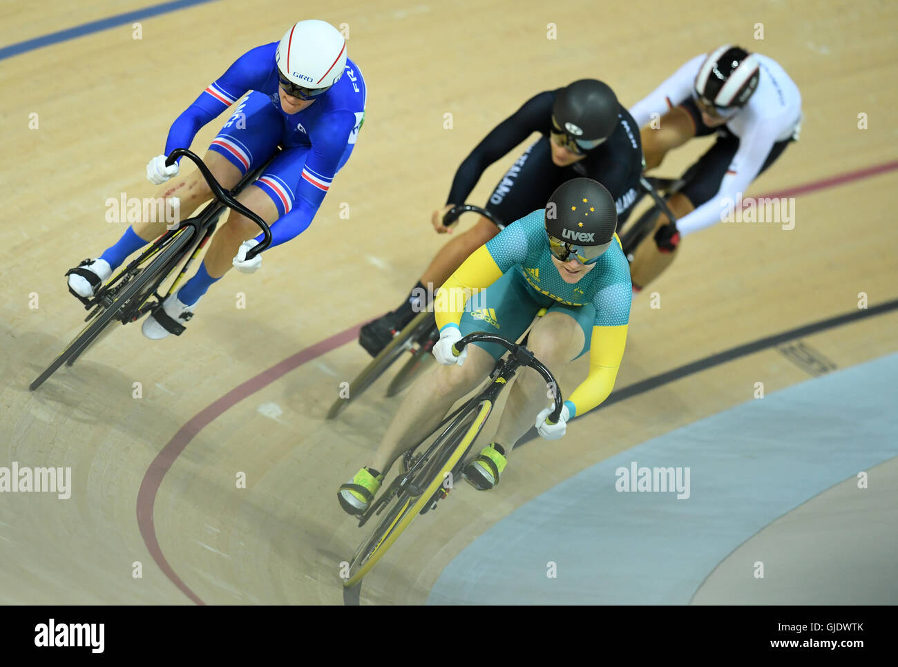 Rio de Janeiro, Brazil. 15th Aug, 2016. Anna Meares (R) of Australia and Virginie Cueff of Francein action during Women's Sprint Final (9-12) of the Rio 2016 Olympic Games Track Cycling events at Velodrome in Rio de Janeiro, Brazil, 15 August 2016. Photo: Felix Kaestle/dpa/Alamy Live News Stock Photo