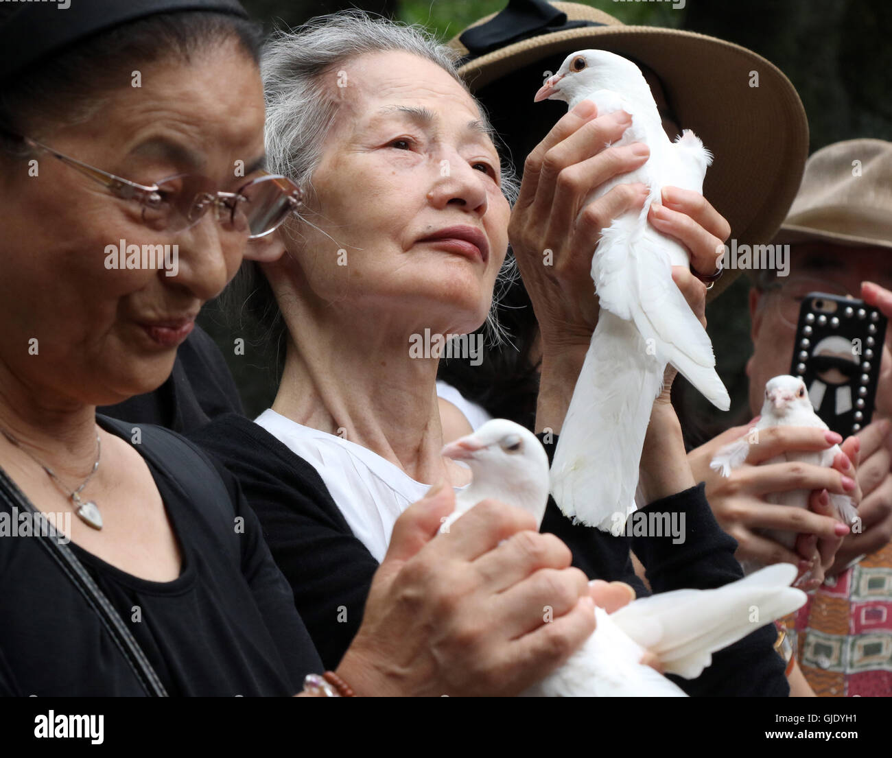 Tokyo, Japan. 15th Aug, 2016. People release doves to pray for peace at the controversial Yasukuni shrine in Tokyo as the honour the war dead on the 71st anniversary of Japan's surrender in World War II, on Monday, August 15, 2016. © Yoshio Tsunoda/AFLO/Alamy Live News Stock Photo