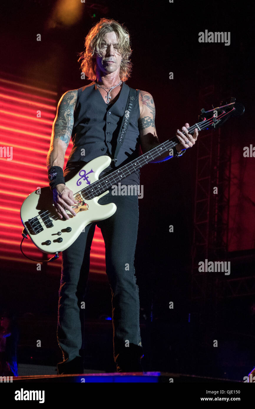 Chicago, Illinois, USA. 15th Aug, 2016. Bassist DUFF MCKAGAN of Guns N