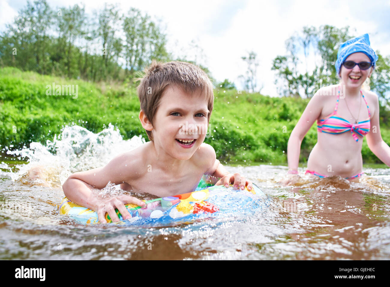 Девочка 12 лет купается. Дети купаются в реке. Дети купаются в озере. Совместное купание. Купание детей девочек.